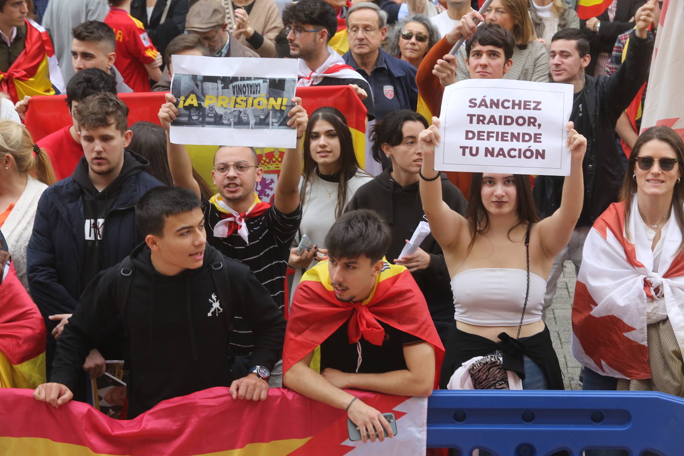 Miles de asturianos acuden a la convocatoria del PP para «decir no a la impunidad, no a la amnistía»