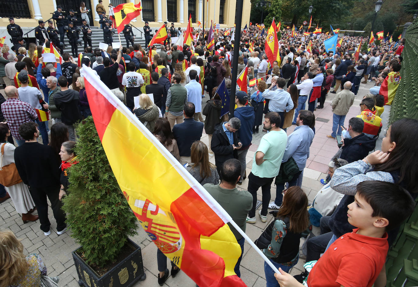 Miles de asturianos acuden a la convocatoria del PP para «decir no a la impunidad, no a la amnistía»