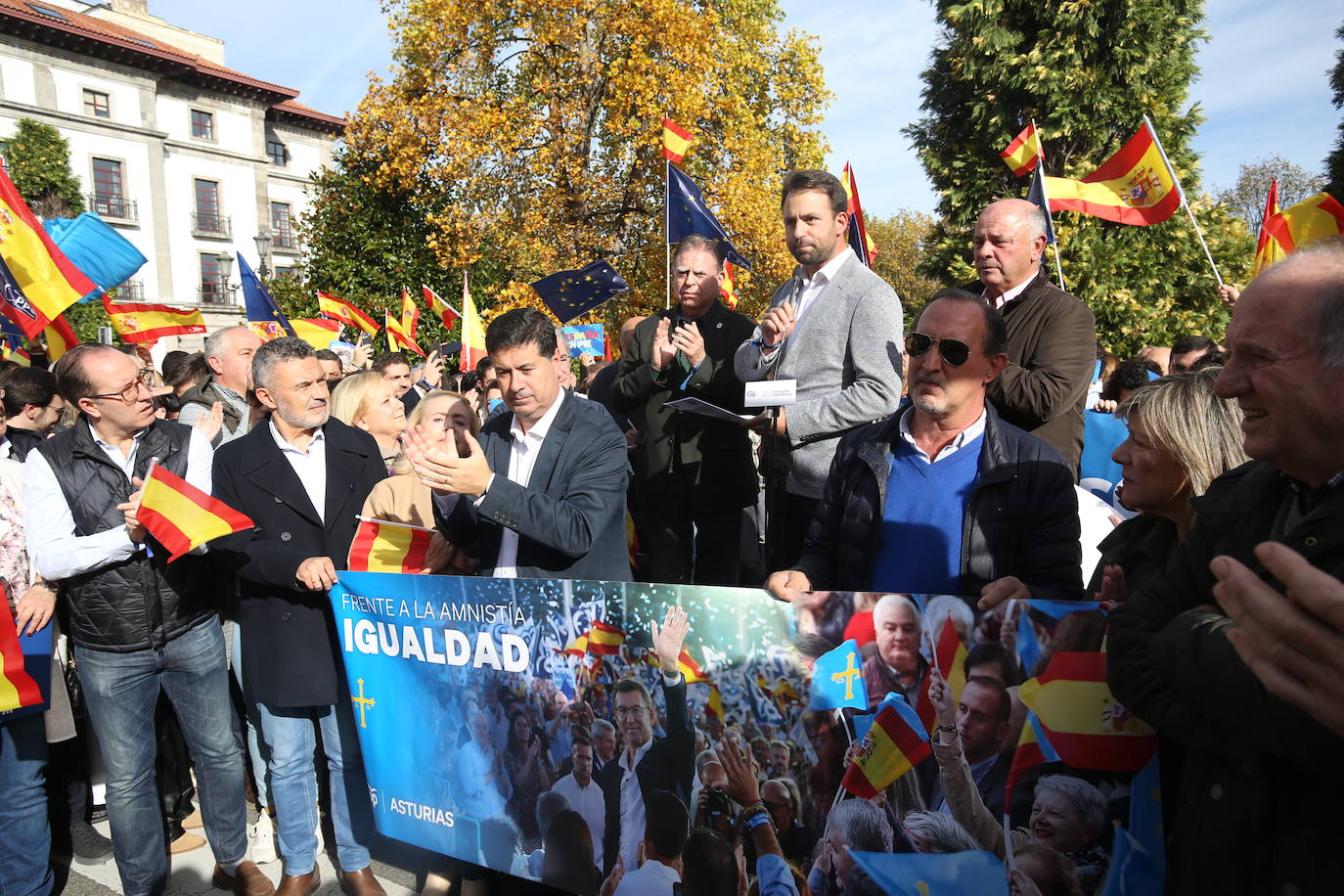 Miles de asturianos acuden a la convocatoria del PP para «decir no a la impunidad, no a la amnistía»