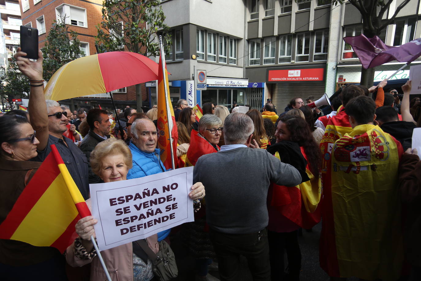 Miles de asturianos acuden a la convocatoria del PP para «decir no a la impunidad, no a la amnistía»