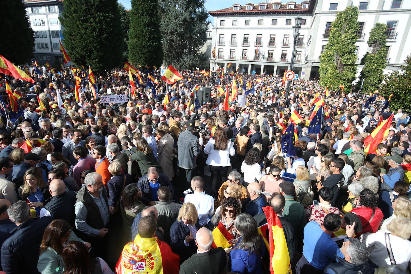 Miles de asturianos acuden a la convocatoria del PP para «decir no a la impunidad, no a la amnistía»