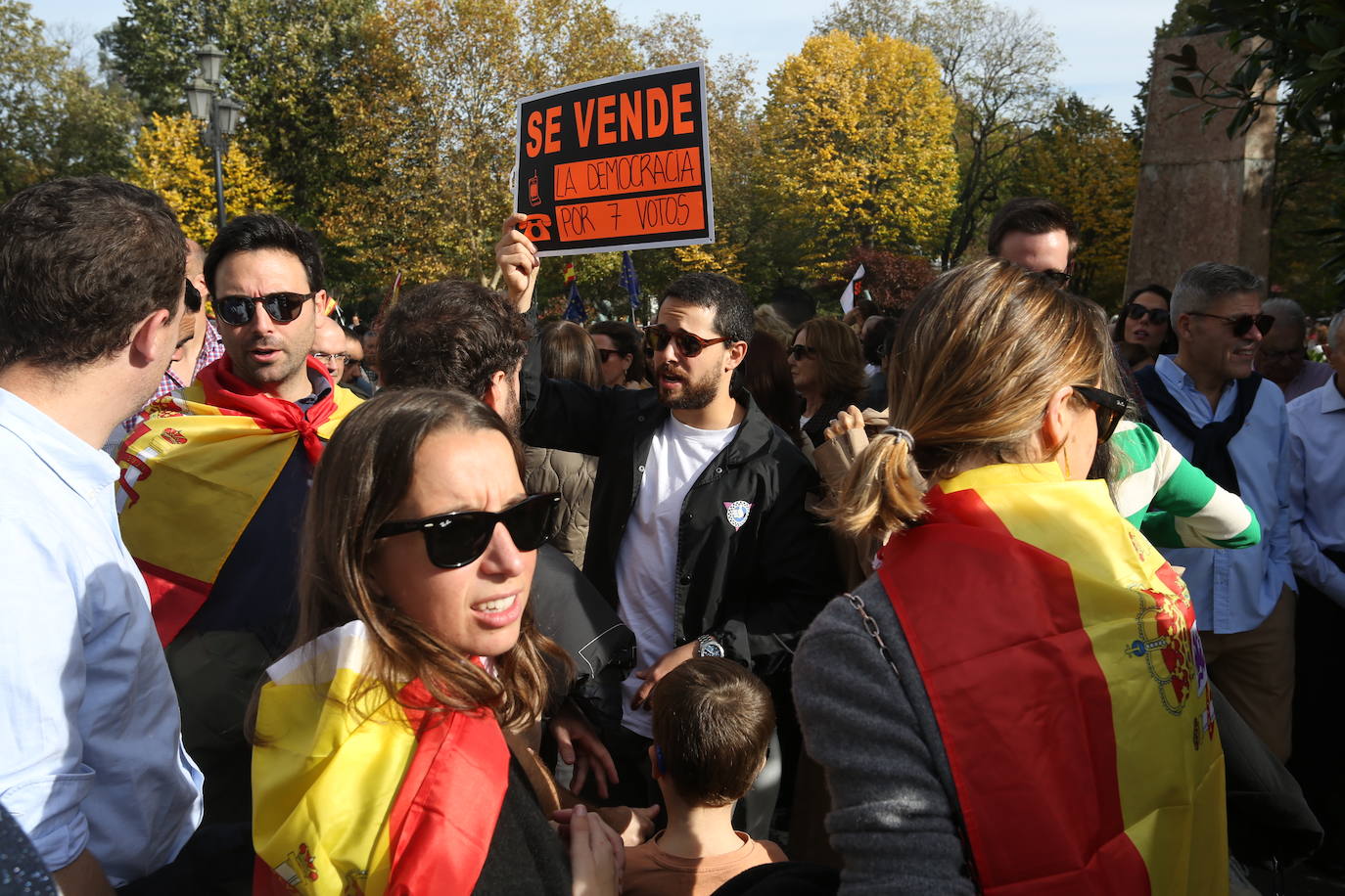 Miles de asturianos acuden a la convocatoria del PP para «decir no a la impunidad, no a la amnistía»