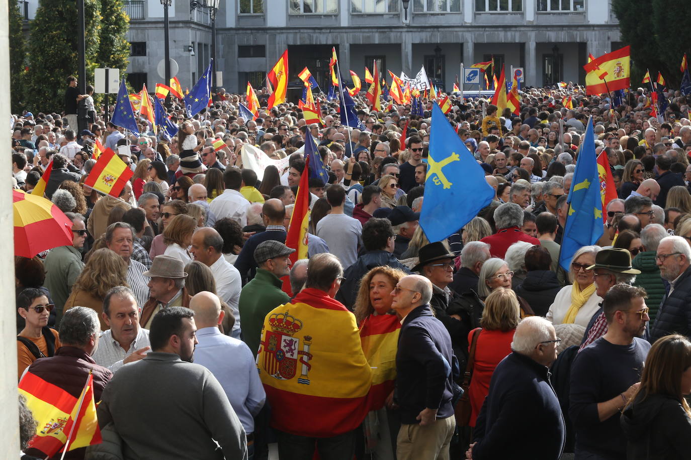 Miles de asturianos acuden a la convocatoria del PP para «decir no a la impunidad, no a la amnistía»