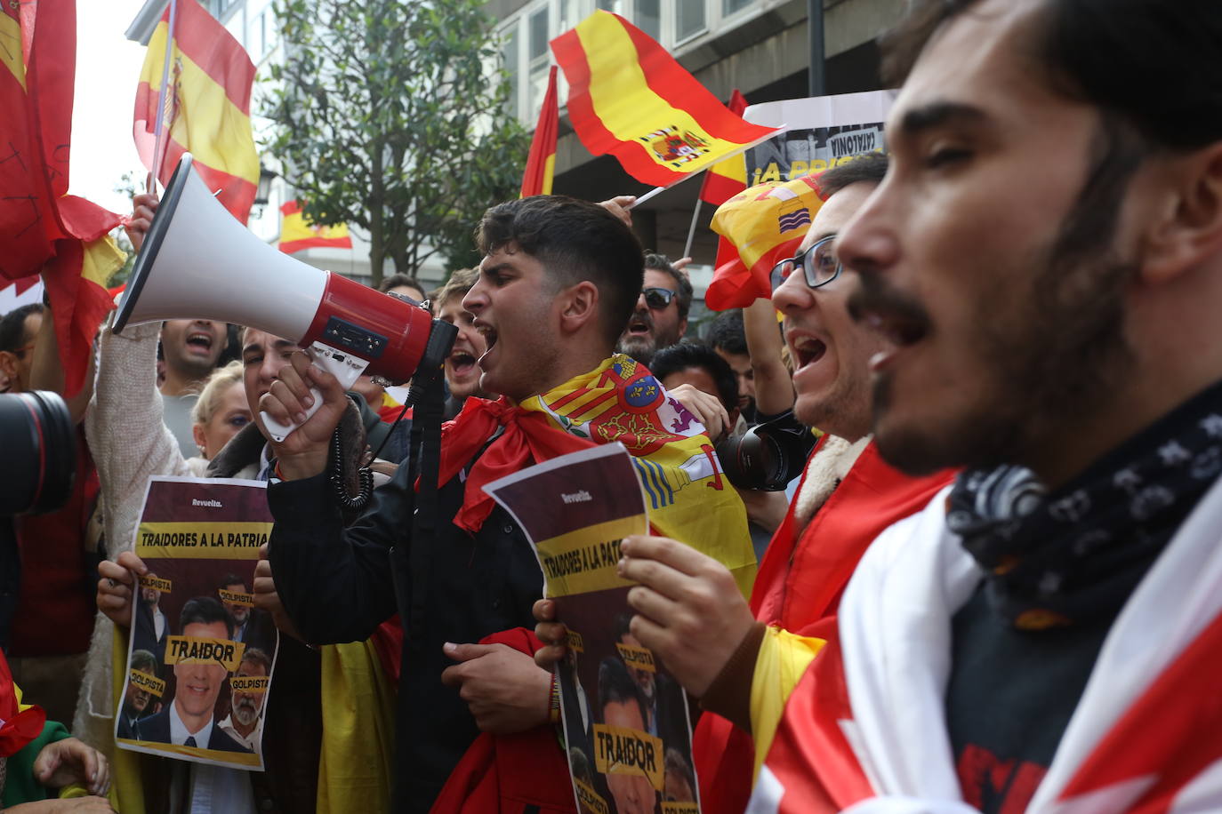 Miles de asturianos acuden a la convocatoria del PP para «decir no a la impunidad, no a la amnistía»