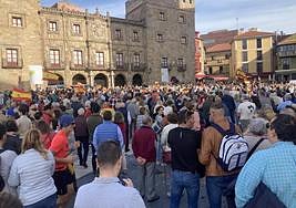 Concentración contra la amnistía en la plaza del Marqués de Gijón.