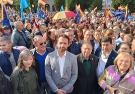 Álvaro Queipo, junto a Alfredo Canteli y Esther Llamazares en la manifestación convocada por el PP en la plaza de España de Oviedo.