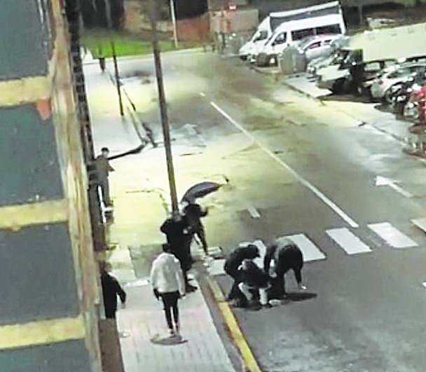 Secuencia de la agresión sobre la persona que presuntamente acababa de intentar un abuso sexual sobre una conocida de los atacantes.