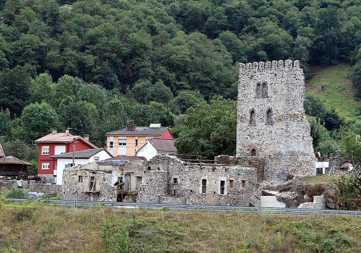 La senda discurrirá junto a la Torre de Soto, otro elemento de impulso turístico para Aller.