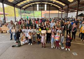 Foto de familia del certamen de la castaña valduna en Las Regueras.