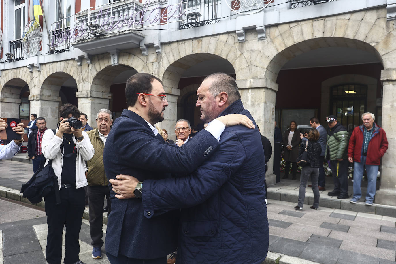 Tristeza y emoción en la capilla ardiente de Aníbal Vázquez, «una referencia moral»