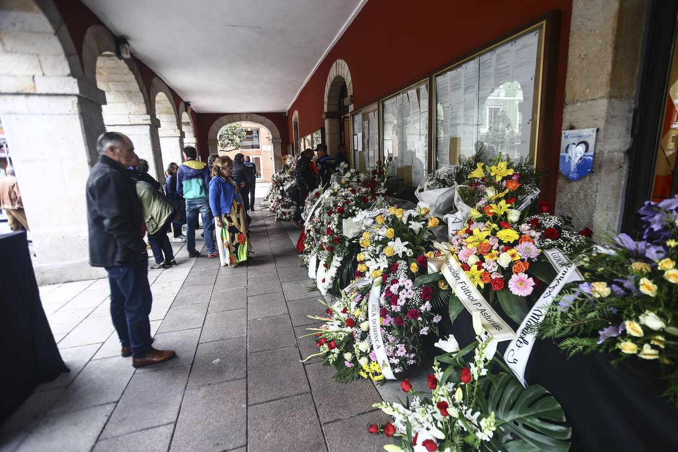 Tristeza y emoción en la capilla ardiente de Aníbal Vázquez, «una referencia moral»