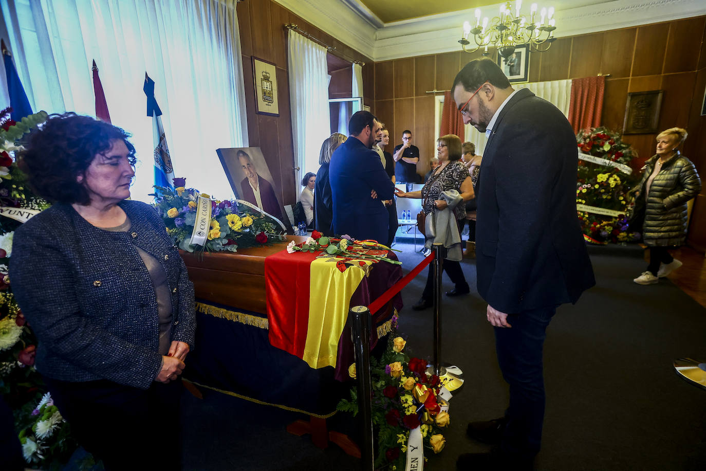 Tristeza y emoción en la capilla ardiente de Aníbal Vázquez, «una referencia moral»