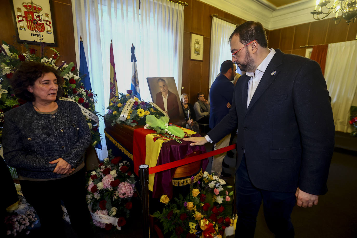 Tristeza y emoción en la capilla ardiente de Aníbal Vázquez, «una referencia moral»