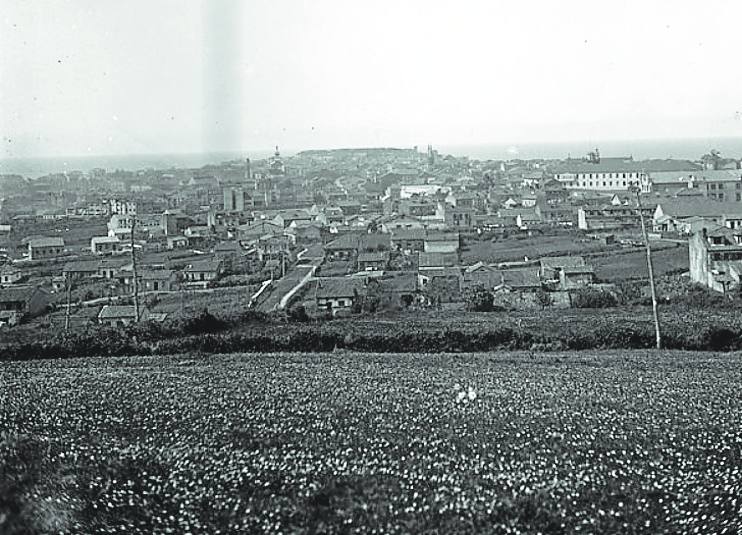Vista de Gijón desde Los Pericones, en Ceares, en los años 40.