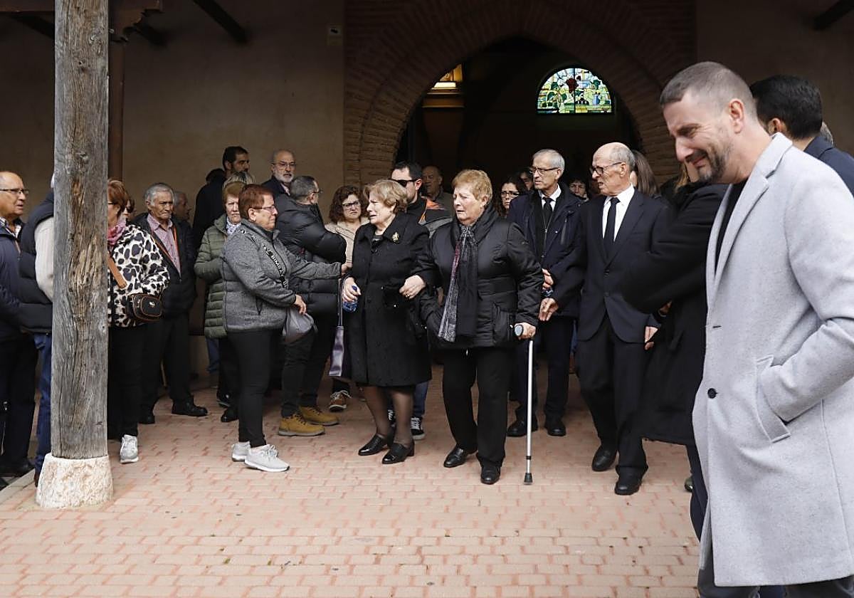 La familia de José Antonio Justel, el hombre de 44 años fallecido en domingo tras la paliza que le dieron en Fomento, en la iglesia de Santa Marina del Rey, en León.
