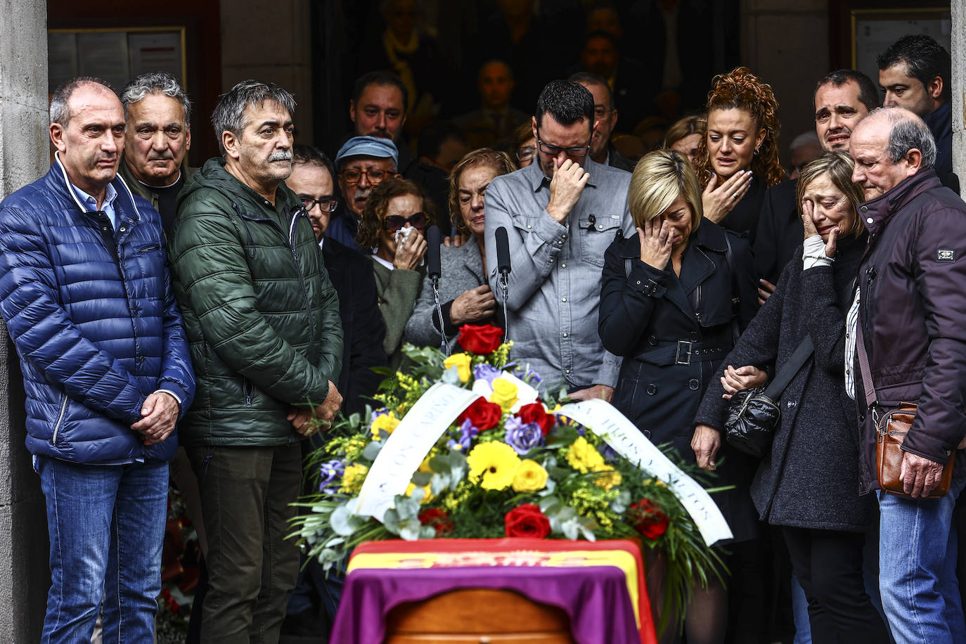 Emotivo y multitudinario adiós a Aníbal Vázquez en Mieres