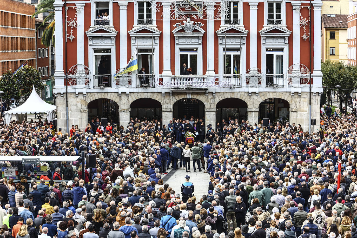 Emotivo y multitudinario adiós a Aníbal Vázquez en Mieres