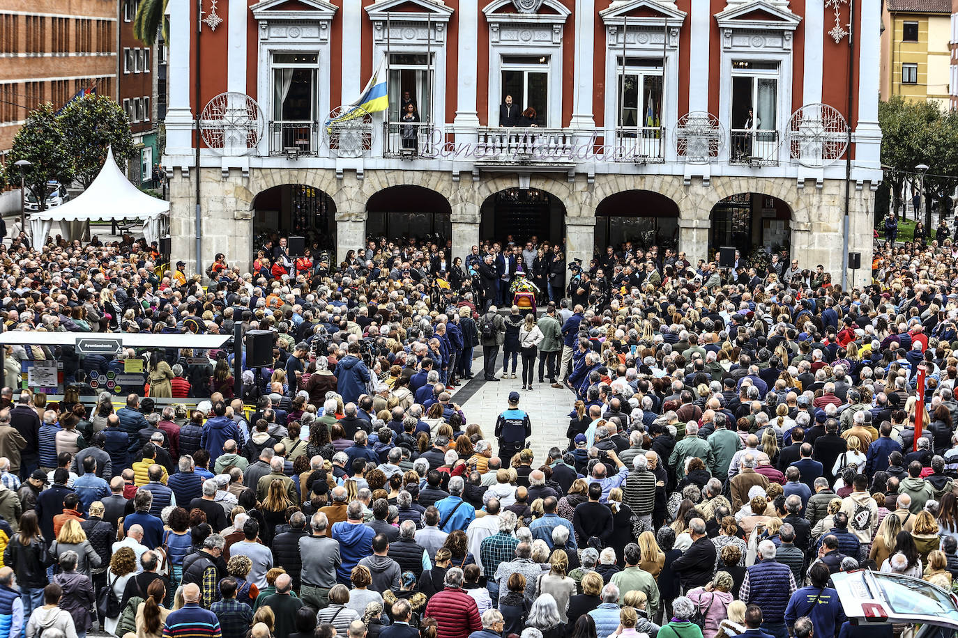 Emotivo y multitudinario adiós a Aníbal Vázquez en Mieres