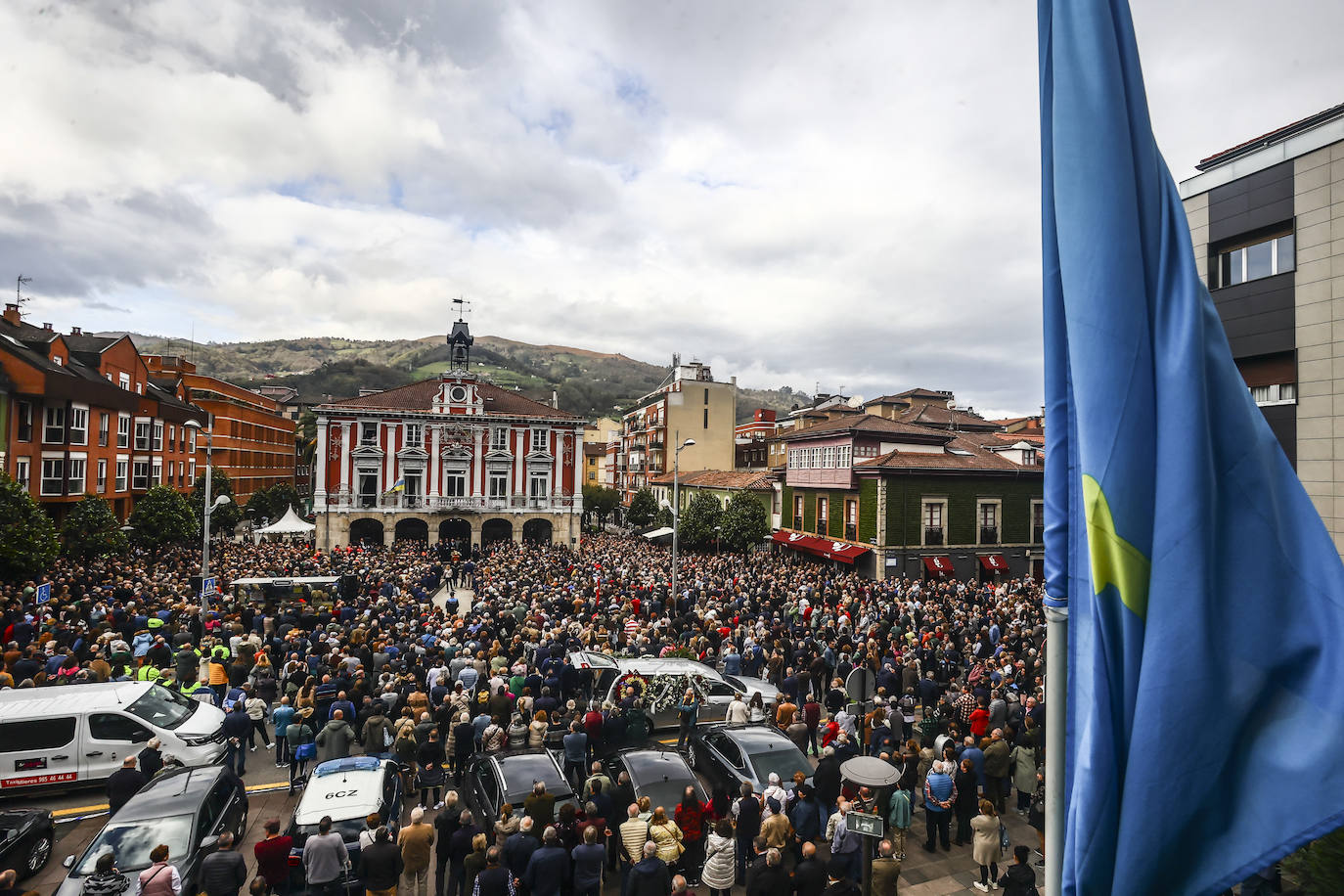 Emotivo y multitudinario adiós a Aníbal Vázquez en Mieres