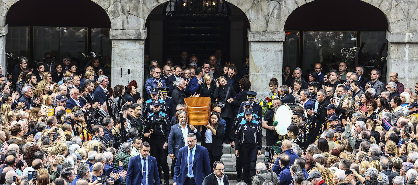 Emotivo y multitudinario adiós a Aníbal Vázquez en Mieres