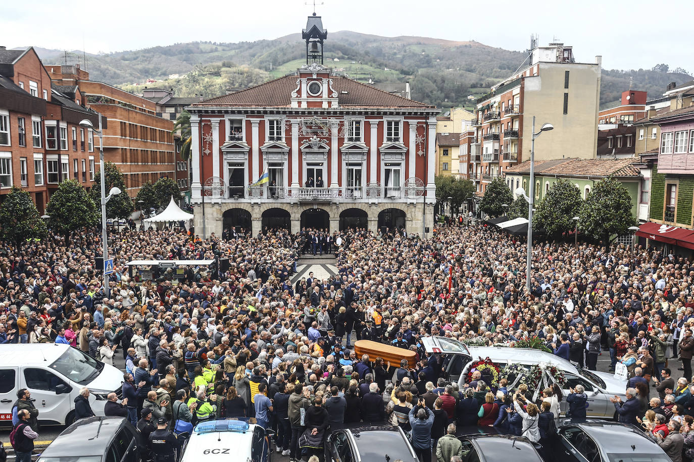 Emotivo y multitudinario adiós a Aníbal Vázquez en Mieres