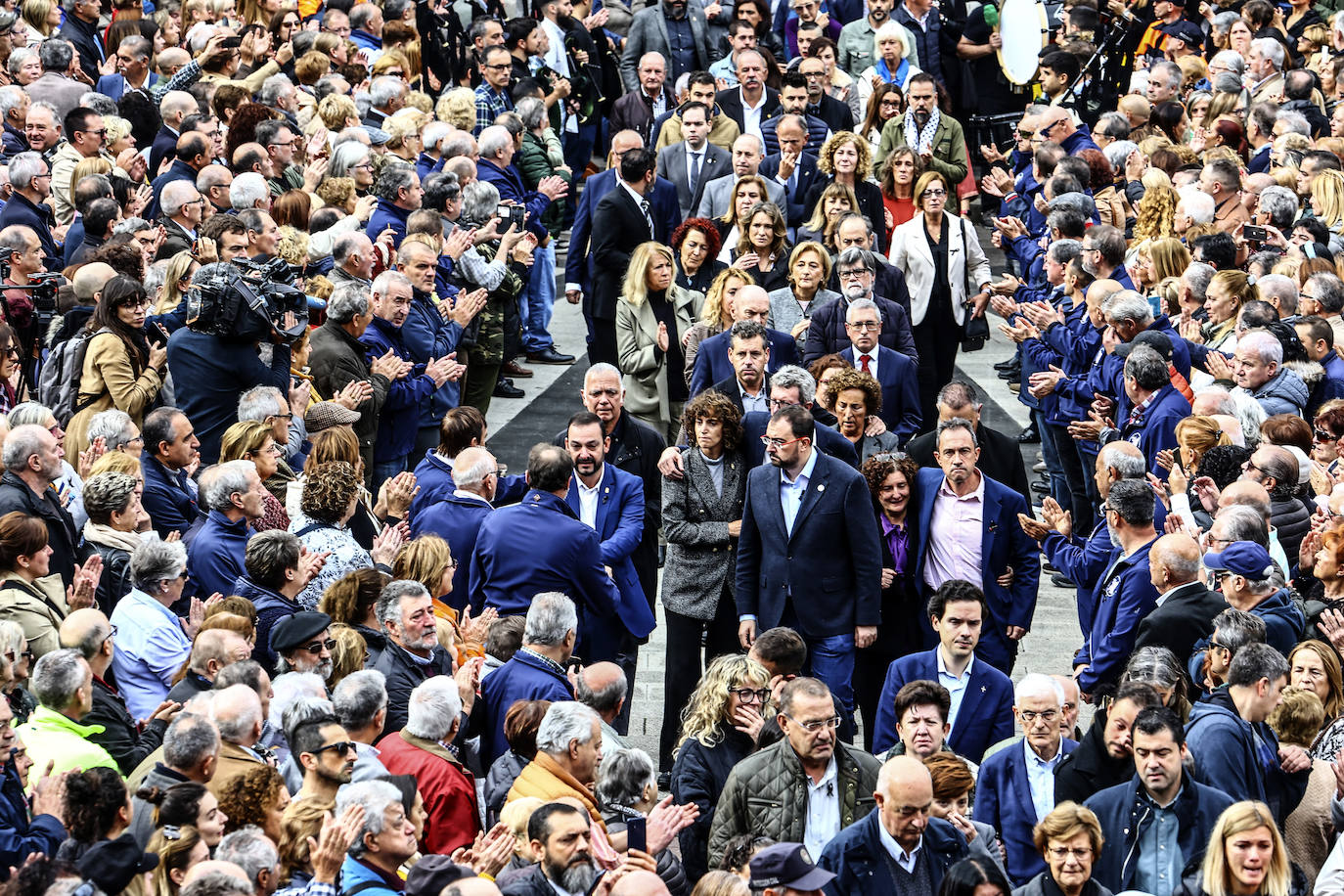 Emotivo y multitudinario adiós a Aníbal Vázquez en Mieres