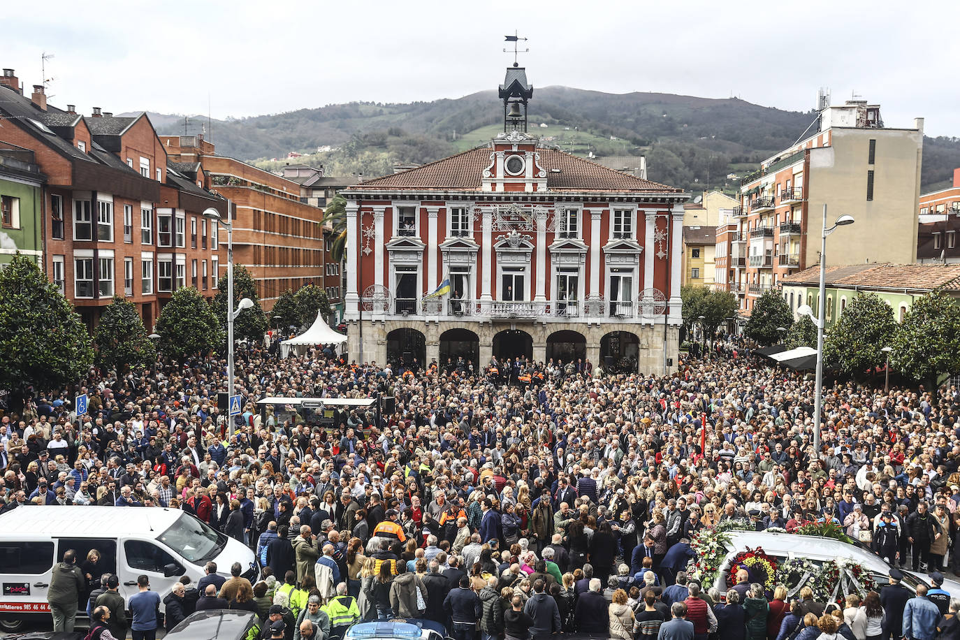 Emotivo y multitudinario adiós a Aníbal Vázquez en Mieres