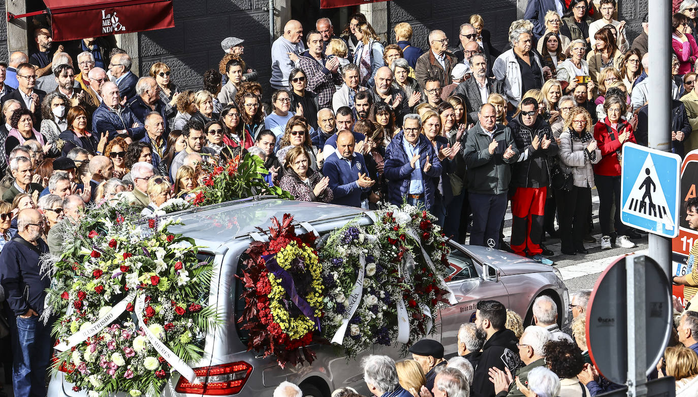 Emotivo y multitudinario adiós a Aníbal Vázquez en Mieres