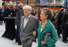 Gonzalo Suárez, junto a su mujer, Marichu Echevarría, el pasado día 27 en el aniversario de Ascensores Tresa.