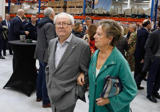 Gonzalo Suárez, junto a su mujer, Marichu Echevarría, el pasado día 27 en el aniversario de Ascensores Tresa.