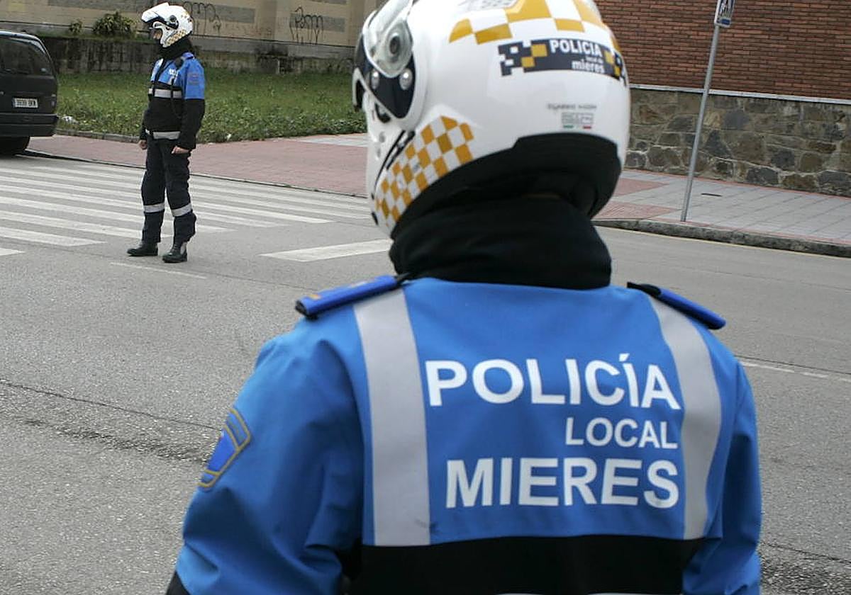 Muere un motorista de 44 años en Mieres que salió despedido tras chocar contra un coche