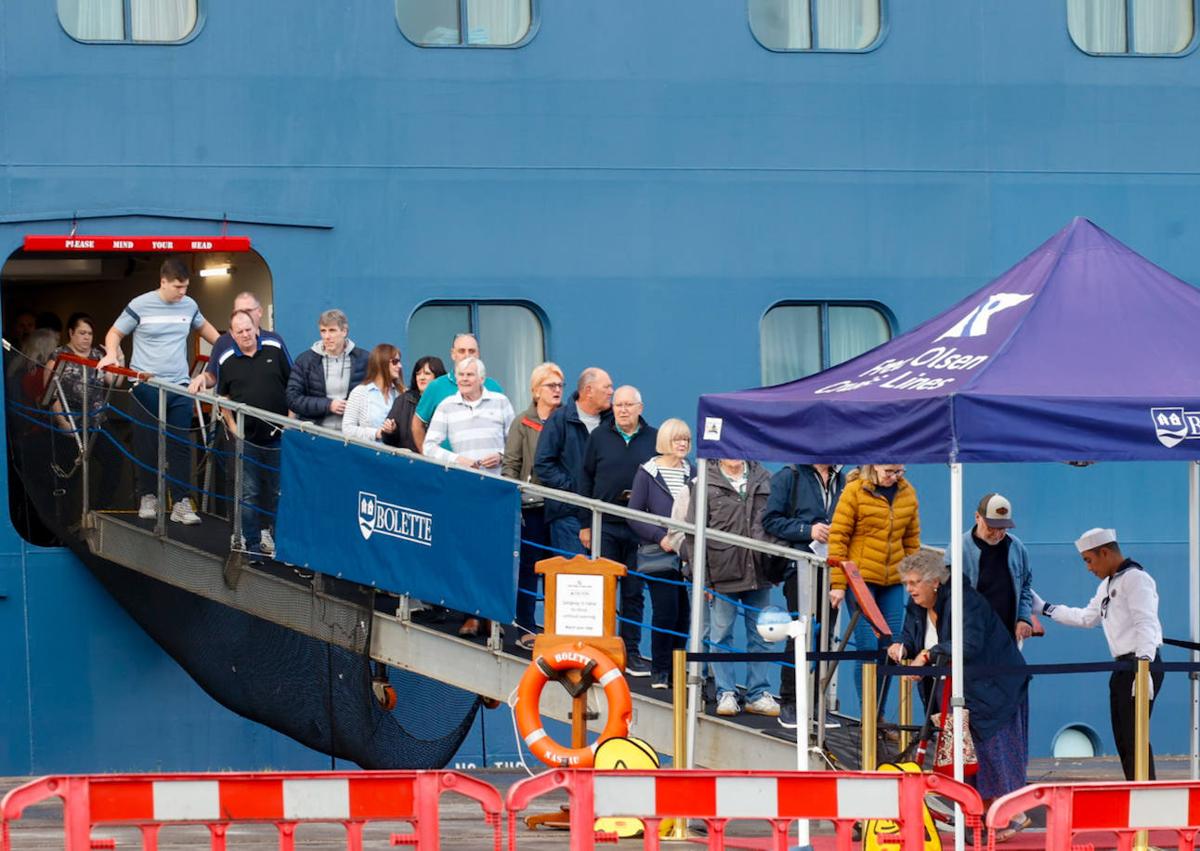 Imagen secundaria 1 - Más de mil viajeros llegan a Gijón en el crucero &#039;Bolette&#039;, el último de la temporada