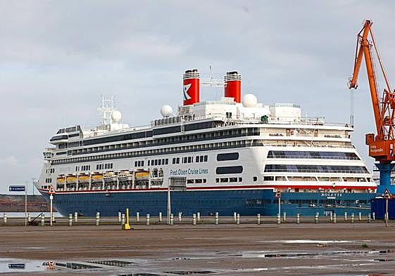 El crucero 'Bolette' atraca en el puerto de El Musel.