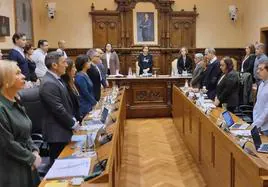 Momento del minuto de silencio en el Pleno del Ayuntamiento de Gijón.