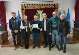 Benigno García, Olga Somoano, Emilio García, Carlos García, Álvaro Palacios y Juan Antonio Corzo, ayer, en la entrega del premio.