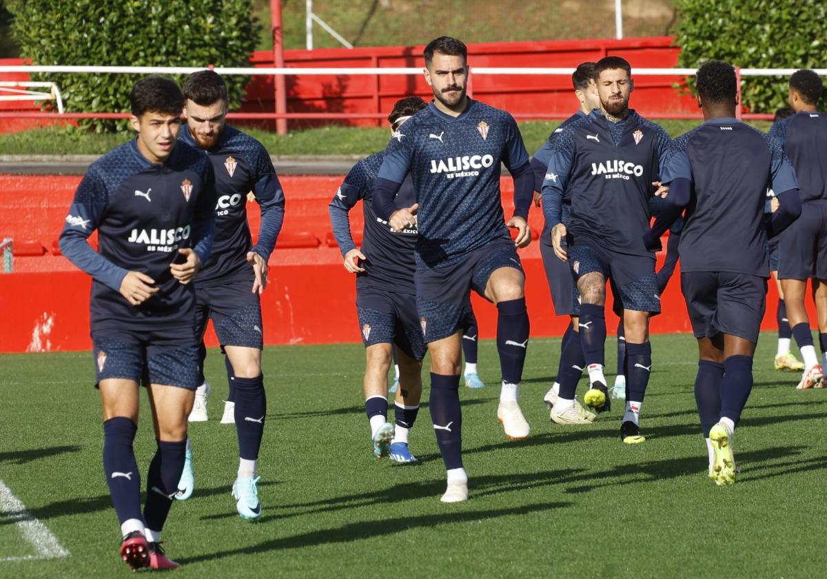 Los jugadores del Sporting, durante el entrenamiento de ayer en Mareo.