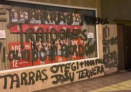 La sede del PSOE en Llanera, vandalizada con pintadas de «traidores» y «etarras»