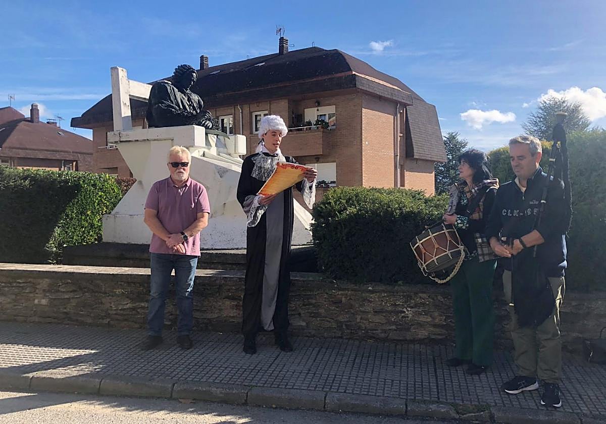 El actor Asier Colado interpreta al conde de Campomanes ante el monumento erigido en su honor en Tineo.