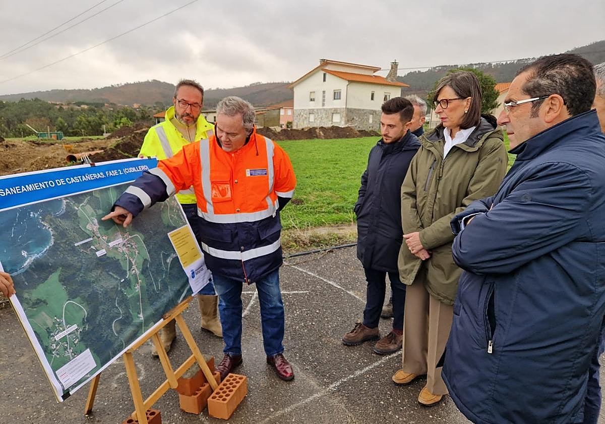 Técnicos muestran el plan de Castañeras a la consejera y el alcalde.