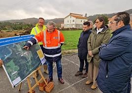 Técnicos muestran el plan de Castañeras a la consejera y el alcalde.