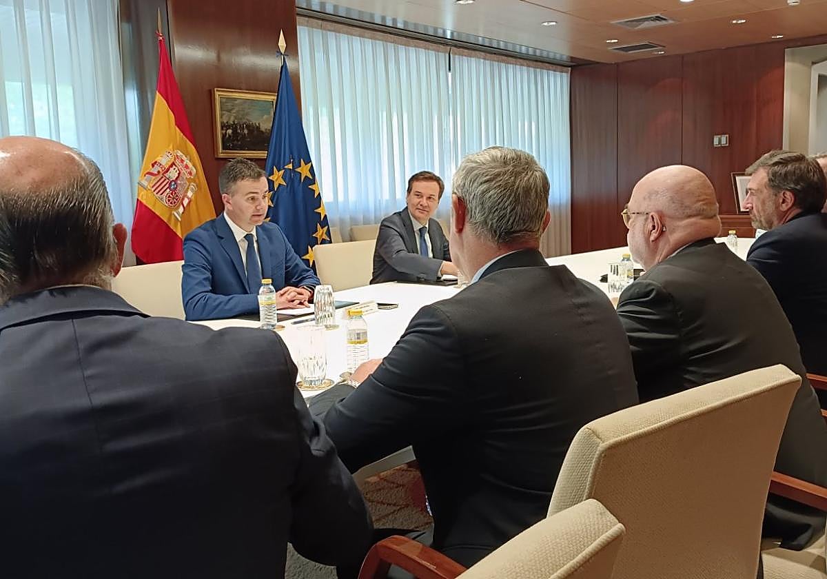Los representantes de la Alianza por la Competitividad de la Industria Española, reunidos con ministro Héctor Gómez y el secretario general de Industria, el asturiano Francisco Blanco, el pasado mes de abril.