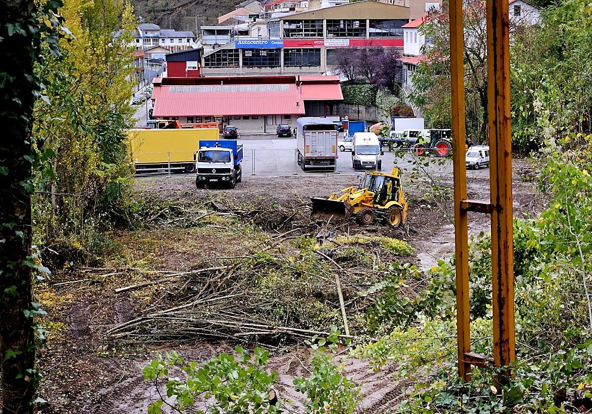 Obras de acondicionamiento para un aparcamiento de cien plazas en El Reguerón, en Cangas del Narcea.