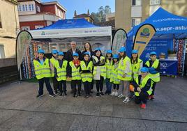 Ángel García y Paz Orviz, junto a los alumnos de los colegios de Candás.