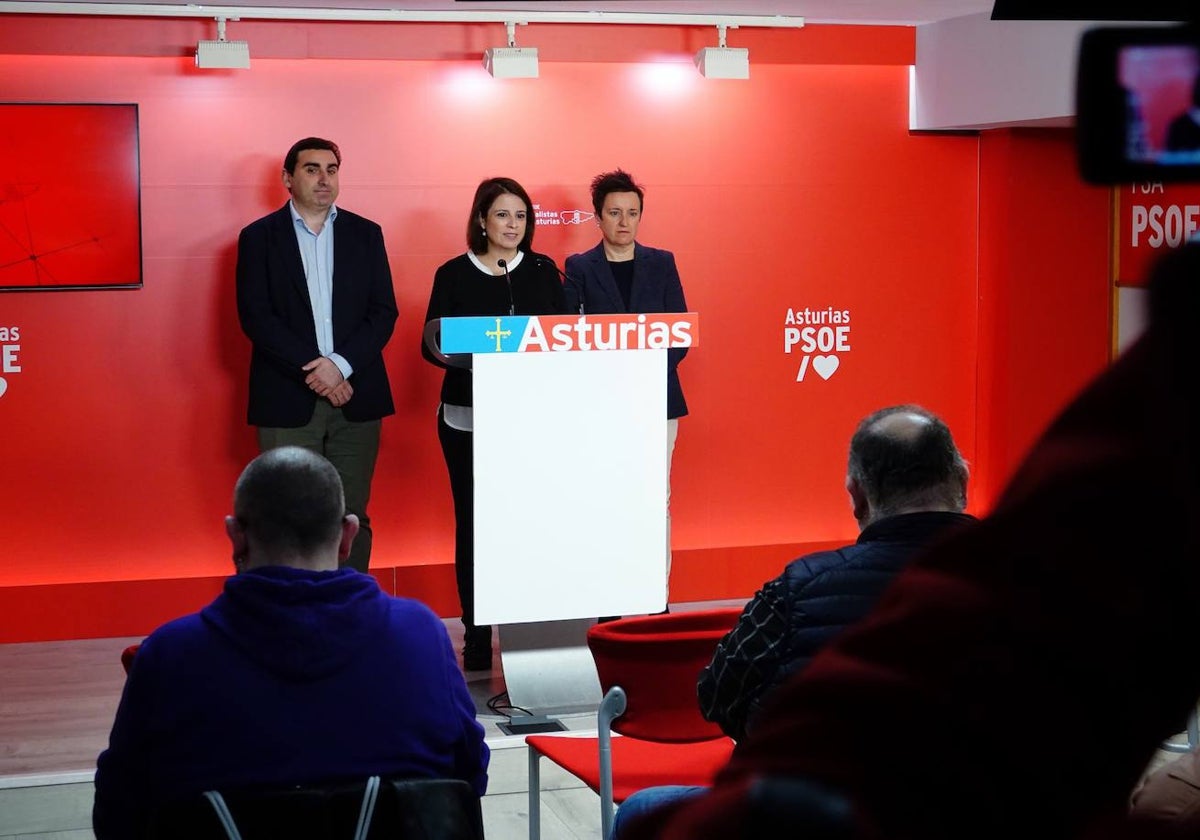 Adriana Lastra, acompañada del diputado Roberto Morís y la senadora María Fernández, en su comparecencia en la sede de la FSA.