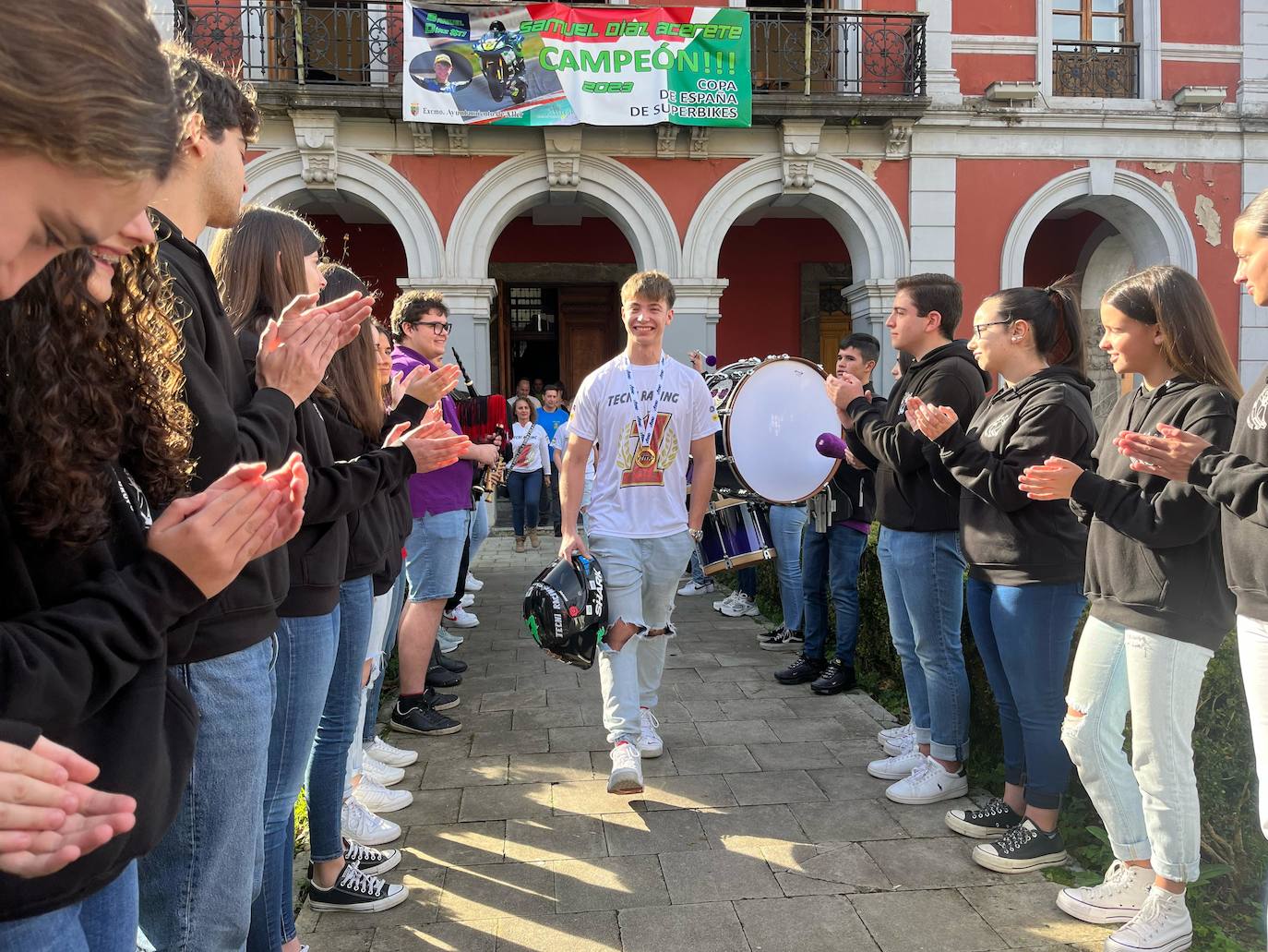 Sonoro homenaje en Cabañaquinta al joven piloto Samuel Díaz