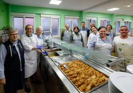 Sor Marisela Cueto, a la izquierda, con un grupo de voluntarios de la Asociación Gijonesa de Caridad, este viernes en la Cocina Económica.