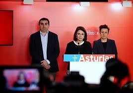 Adriana Lastra, acompañada del diputado Roberto Morís y la senadora María Fernández, en su comparecencia en la sede de la FSA.