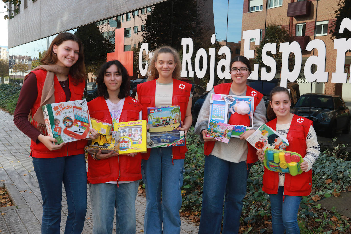 Voluntarias de Cruz Roja Juventud, con algunos de los juguetes que han ido recogiendo.