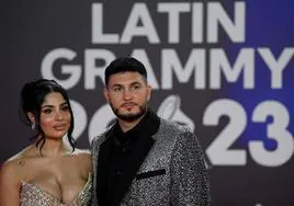 Omar Montes y su pareja, Lola Romero, en el photocall de los Grammy Latinos.