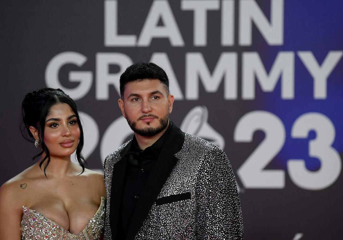 Omar Montes y su pareja, Lola Romero, en el photocall de los Grammy Latinos.